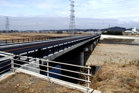 川に鋼製の橋が架かっています。