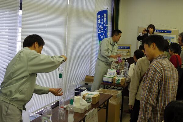 水質試験体験（２種類の紙は水に溶けるか、CODの測定）