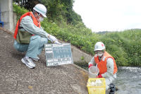 水質の採水の状況を確認しています。